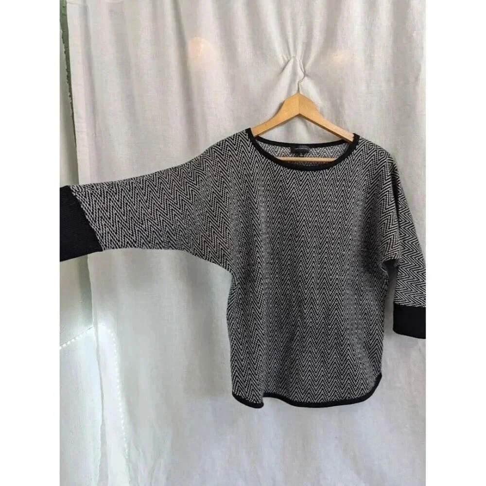 The Limited Black And White Chevron Pullover sweater women's size small SW3